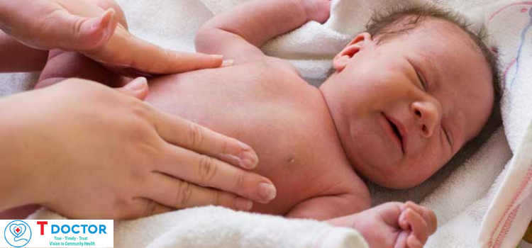 Hướng dẫn vỗ ợ hơi cho trẻ sơ sinh